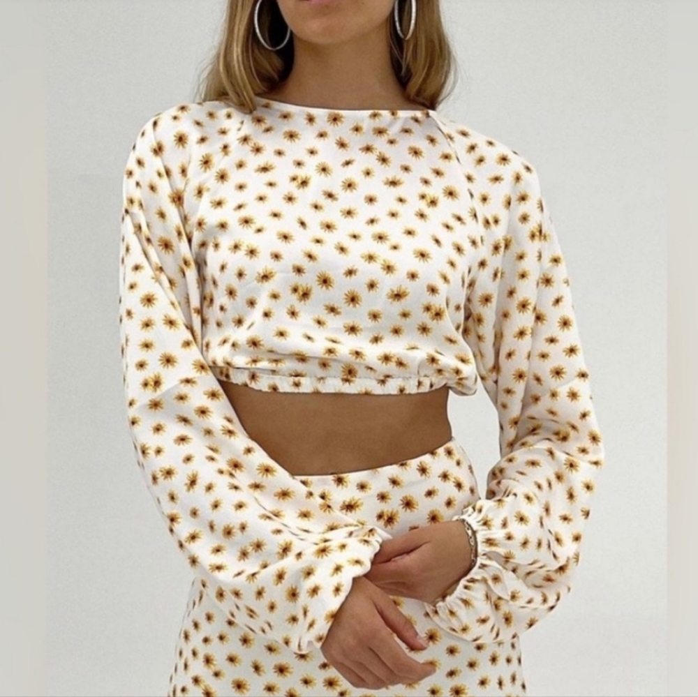 Weworewhat Top, Size M, Long Sleeve, No Back, Sunflower Print, Satiny Fabric NEW